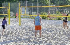 Das Spielen gegen die tief stehende Sonne wurde durch häufige Seitenwechsel gerecht verteilt: Im Vordergrund das Finalspiel, im Hintergrund das Spiel um Platz 3; diese Begegnungen fanden auch interessierte Zuschauer. − Fotos: Becker jun.