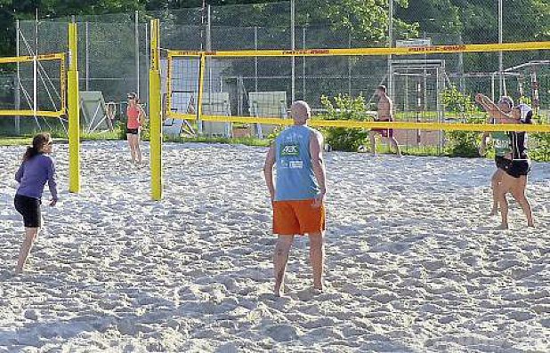 Das Spielen gegen die tief stehende Sonne wurde durch häufige Seitenwechsel gerecht verteilt: Im Vordergrund das Finalspiel, im Hintergrund das Spiel um Platz 3; diese Begegnungen fanden auch interessierte Zuschauer. − Fotos: Becker jun.